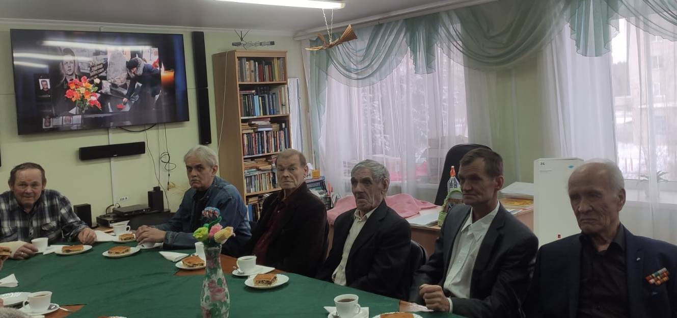 Мужчины принимают поздравления с Днем защитника Отечества.